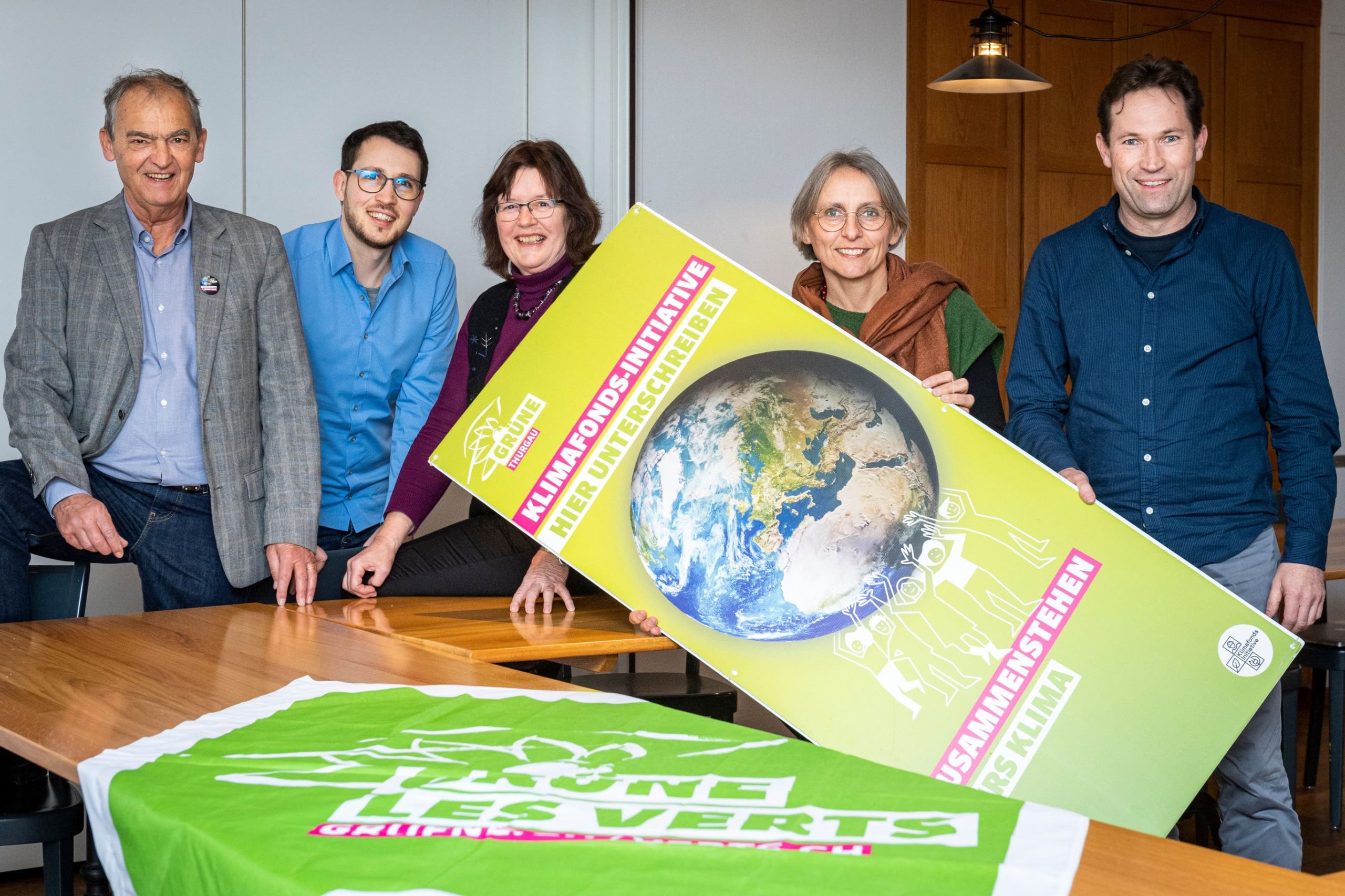Schauten aus grüner Sicht auf das Politjahr 2023 (von links): Nationalrat Kurt Egger, die Kantonsrätinnen und -räte Simon Vogel, Erika Hanhart, Sandra Reinhart und Didi Feuerle. Bild: Reto Martin