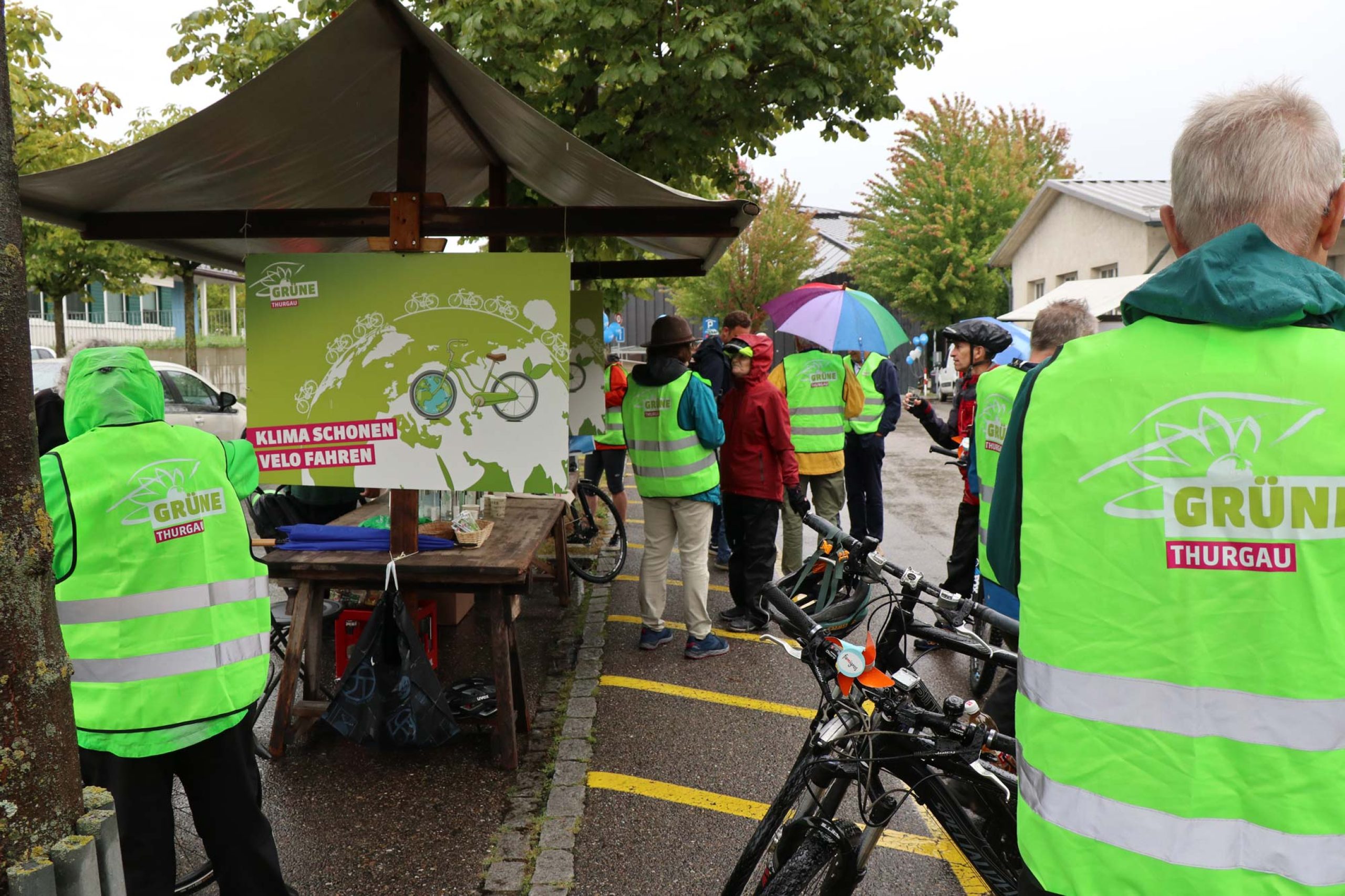 Besucher:innen am Stand der GRÜNEN